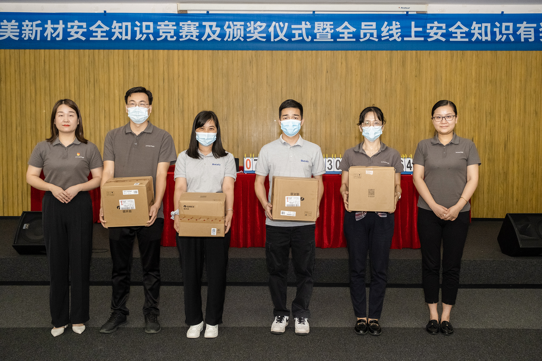 1658197122220340.jpg 线上答题《二等奖》获得者代表领奖.jpg
